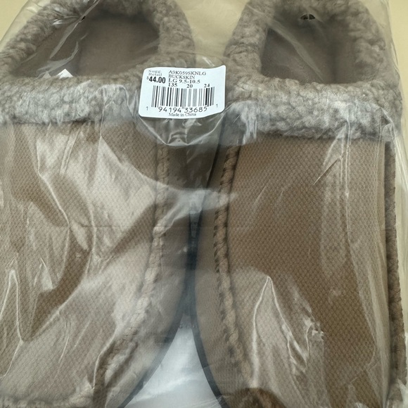Isotoner Plush Tan Slippers size: L - Picture 7 of 13